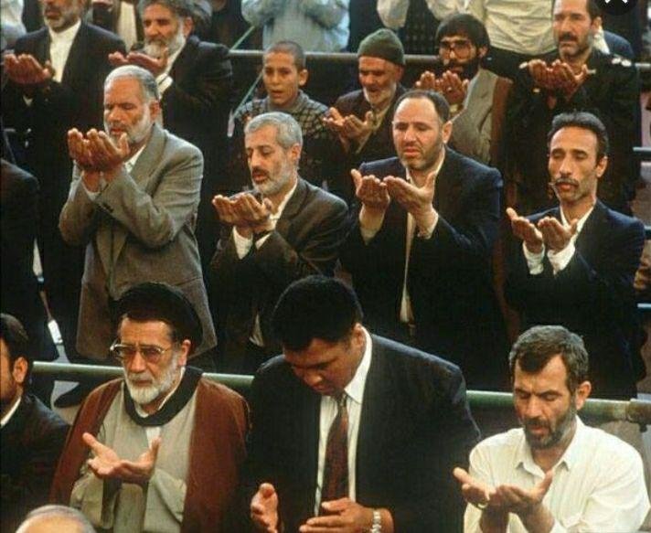 (تصویر) محمد علی کلی در صف نماز جمعه تهران