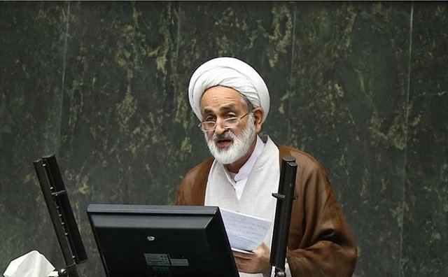 چرا نمایندگان اصفهان در دفتر امام جمعه تجمع کردند؟ چرا نمایندگان اصفهان در دفتر امام جمعه تجمع کردند؟