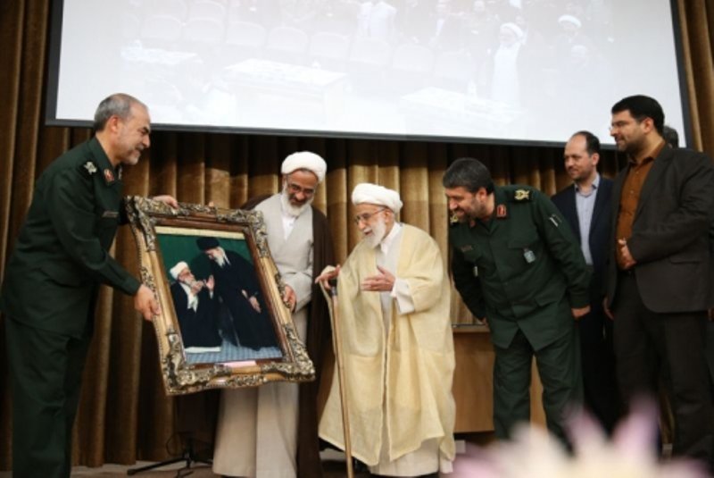 (تصویر) تابلویی که سپاه به آیت‌الله جنتی هدیه داد