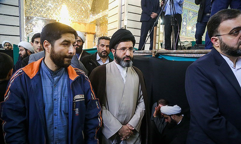 (تصویر) حضور فرزند رهبر انقلاب در تشییع آیت‌الله هاشمی‌شاهرودی