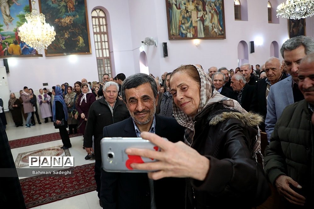 (تصاویر) عکس یادگاری احمدی‌نژاد با بابانوئل