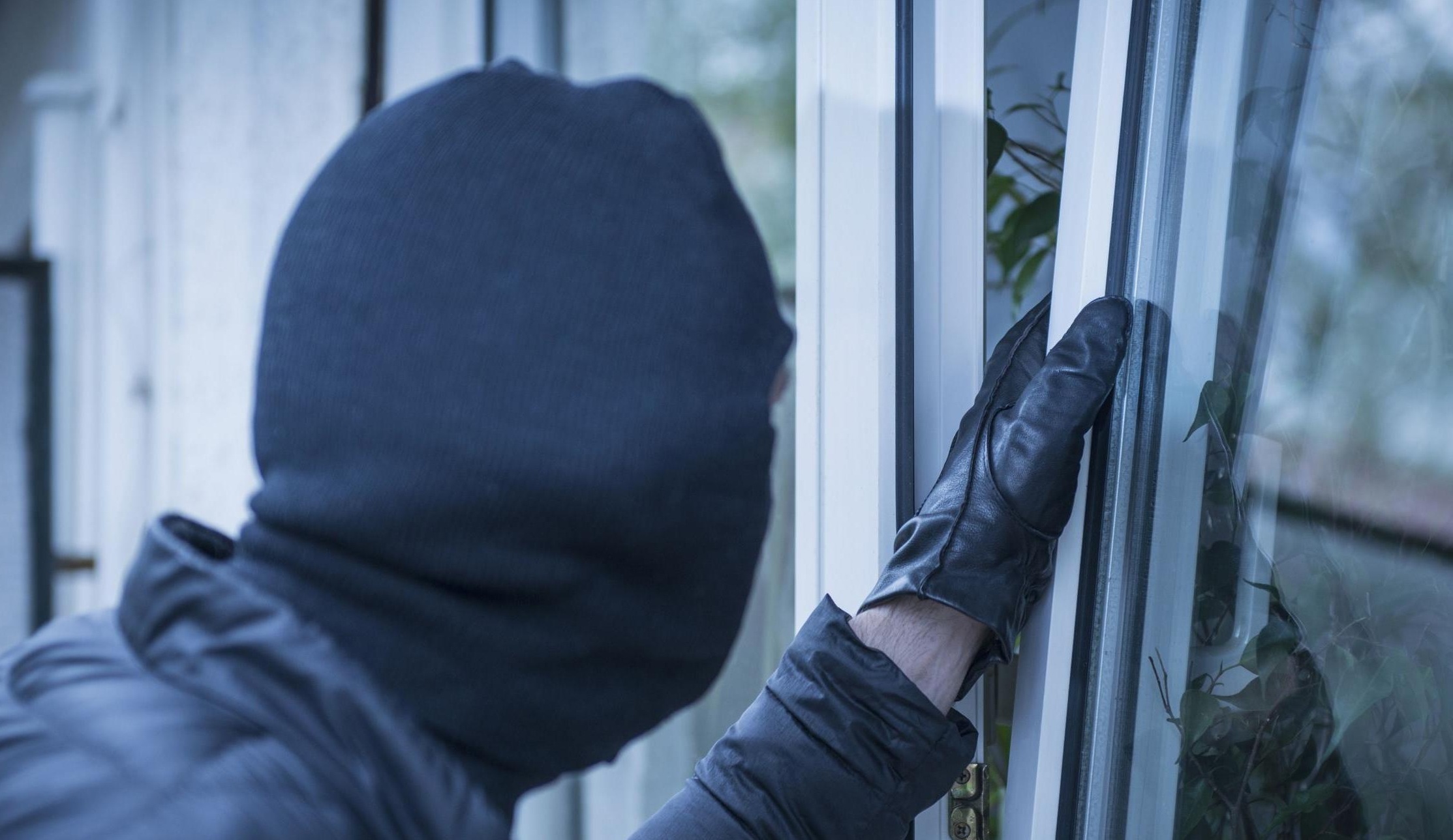 سرقت شبانه از خانه پیرزن تنها