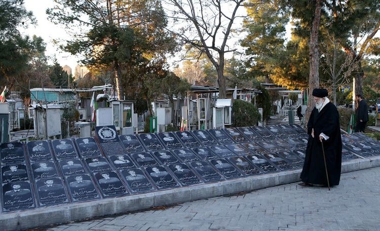 انتقاد رهبر انقلاب از یکسان‌سازی قبور شهدا