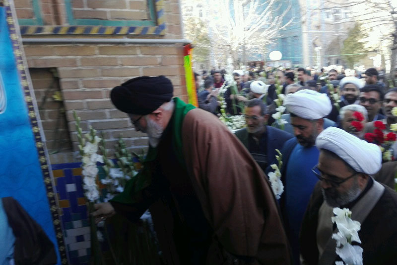(تصویر) گلباران حجره طلبگی امام خمینی (ره) در اراک