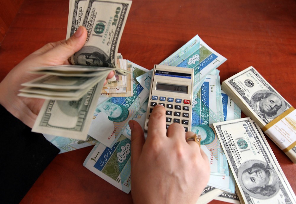 افزایش دستمزد باید به اندازه تغییرات نرخ دلار باشد افزایش دستمزد باید به اندازه تغییرات نرخ دلار باشد