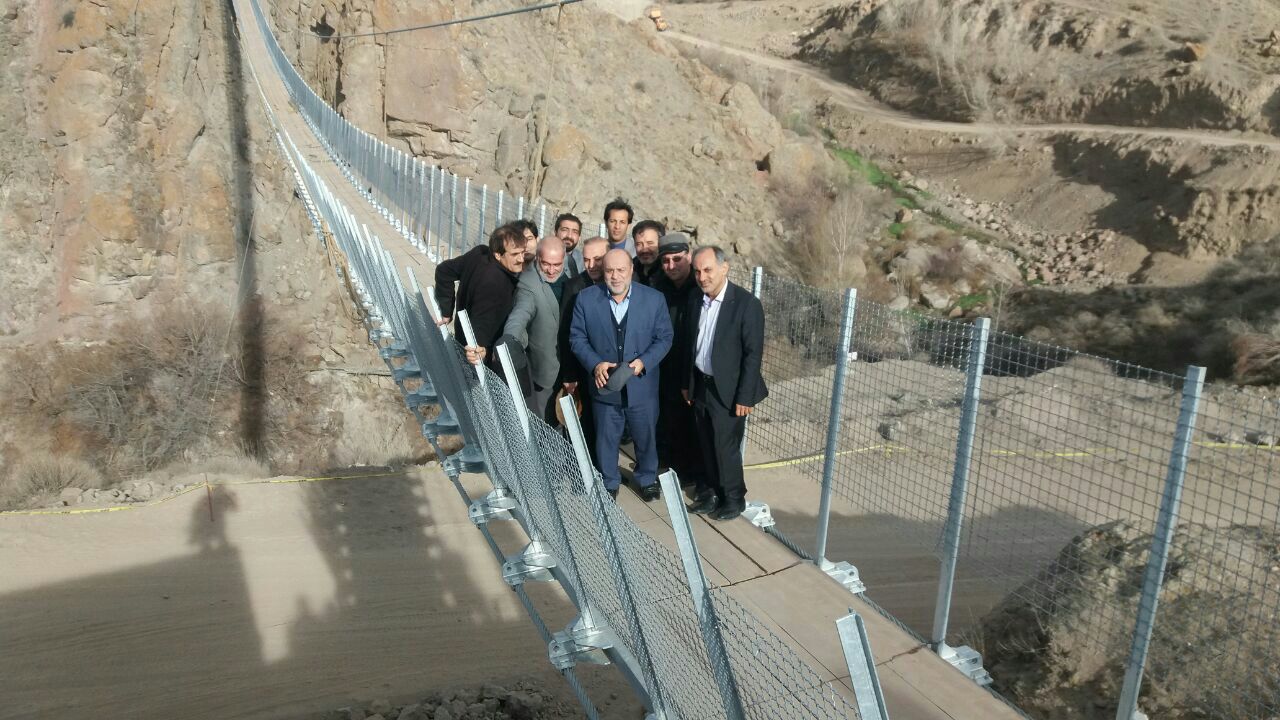 نخستین پل تمام شیشه‌ای ایران 