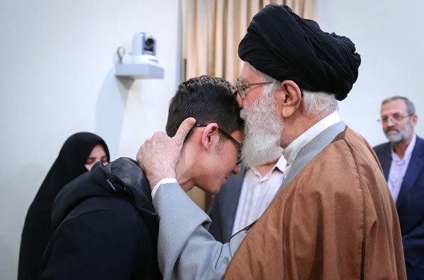 دیدار شطرنجباز ایرانی با حضرت آیت الله خامنهای دیدار شطرنجباز ایرانی با حضرت آیت الله خامنهای