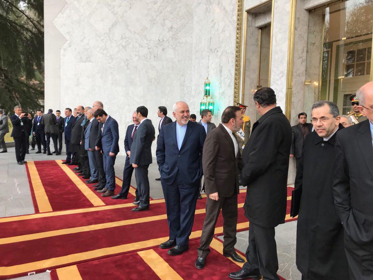 (تصاویر) یک روز پس از استعفا؛ خنده‌های ظریف در کنار روحانی