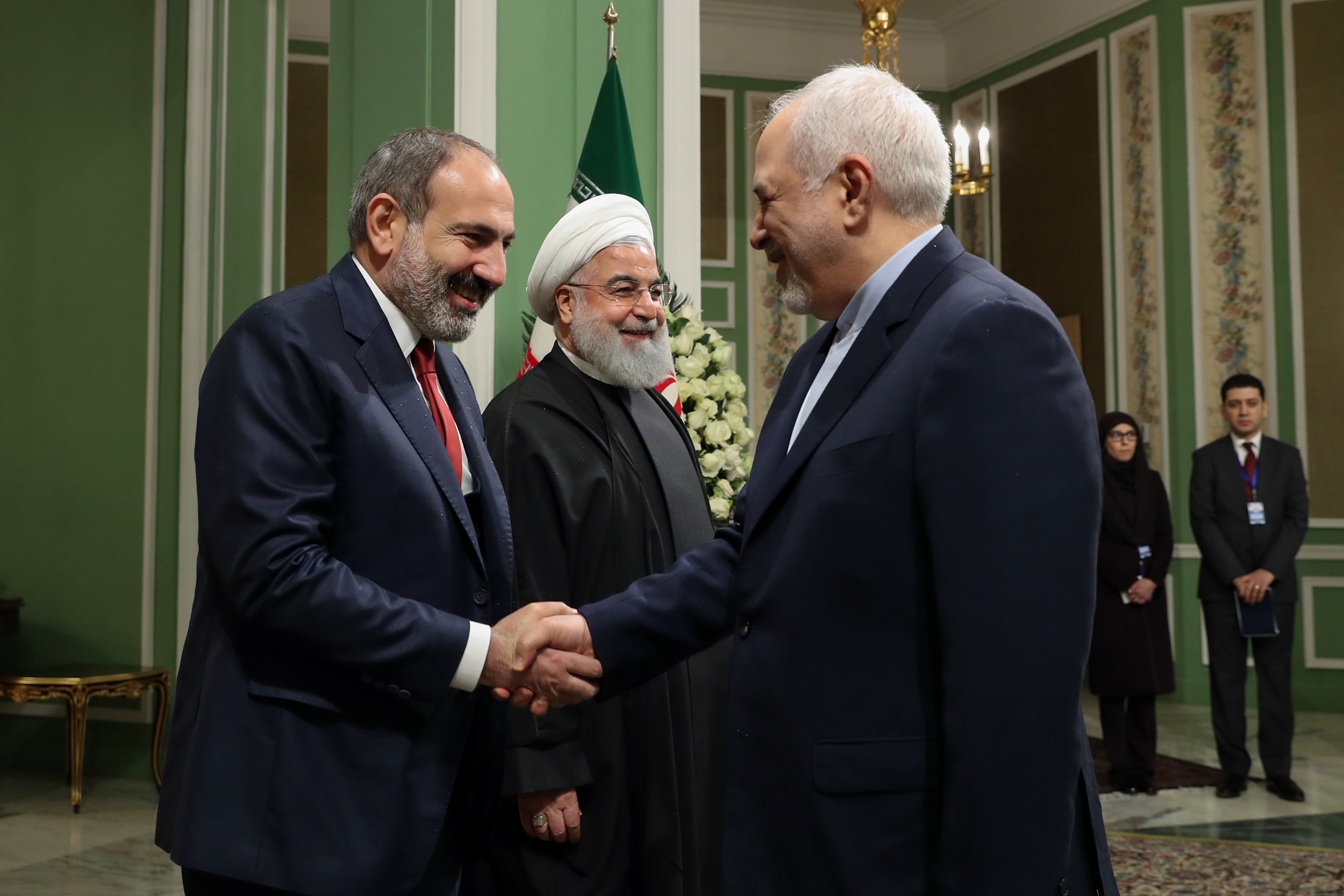 (تصاویر) یک روز پس از استعفا؛ خنده‌های ظریف در کنار روحانی