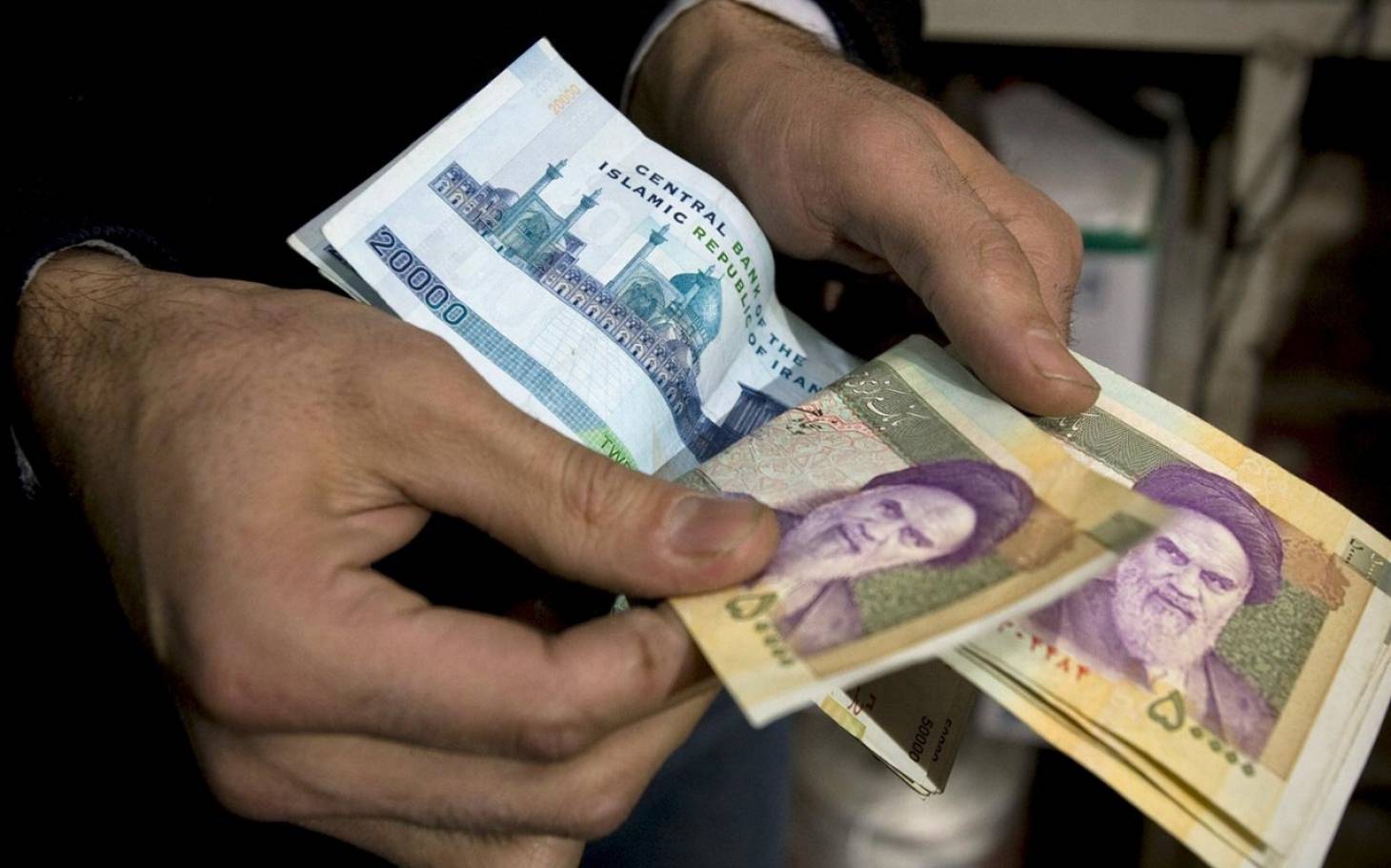 افزایش ۴۰۰ هزار تومانی حقوق کارکنان و بازنشستگان افزایش ۴۰۰ هزار تومانی حقوق کارکنان و بازنشستگان