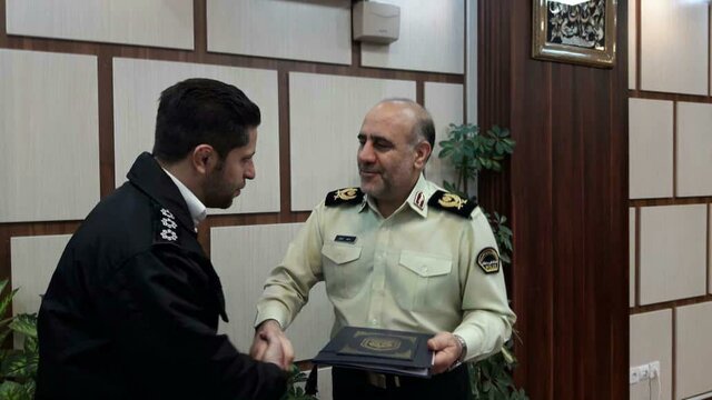 (عکس) تقدیر پلیس از مأمور ماجرای فرهاد مجیدی (عکس) تقدیر پلیس از مأمور ماجرای فرهاد مجیدی