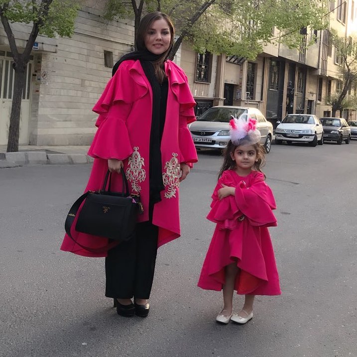 چطور در مهمانی لباس خود را با فرزندتان ست کنید چطور در مهمانی لباس خود را با فرزندتان ست کنید