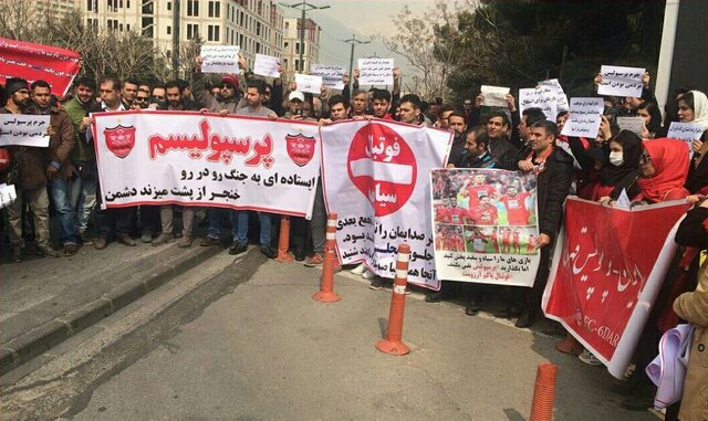 (تصاویر) تجمع اعتراضی هواداران پرسپولیس مقابل وزارت ورزش