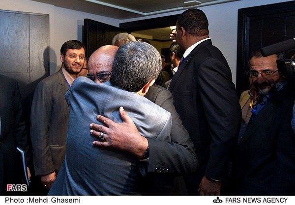 (تصویر) احمدی‌نژاد در آغوش عمرالبشیر