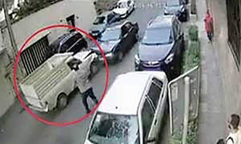 «راننده وانت جنجالی» پاکبان محله می شود «راننده وانت جنجالی» پاکبان محله می شود