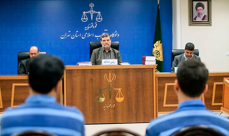 خرید خودروی لوکس و انجام سفرهای خارجی با پول مردم!
