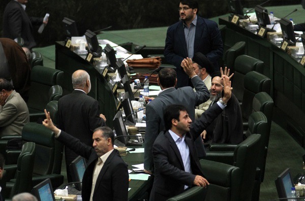 درگیری لفظی موسویلارگانی و وکیلی در صحن مجلس درگیری لفظی موسویلارگانی و وکیلی در صحن مجلس