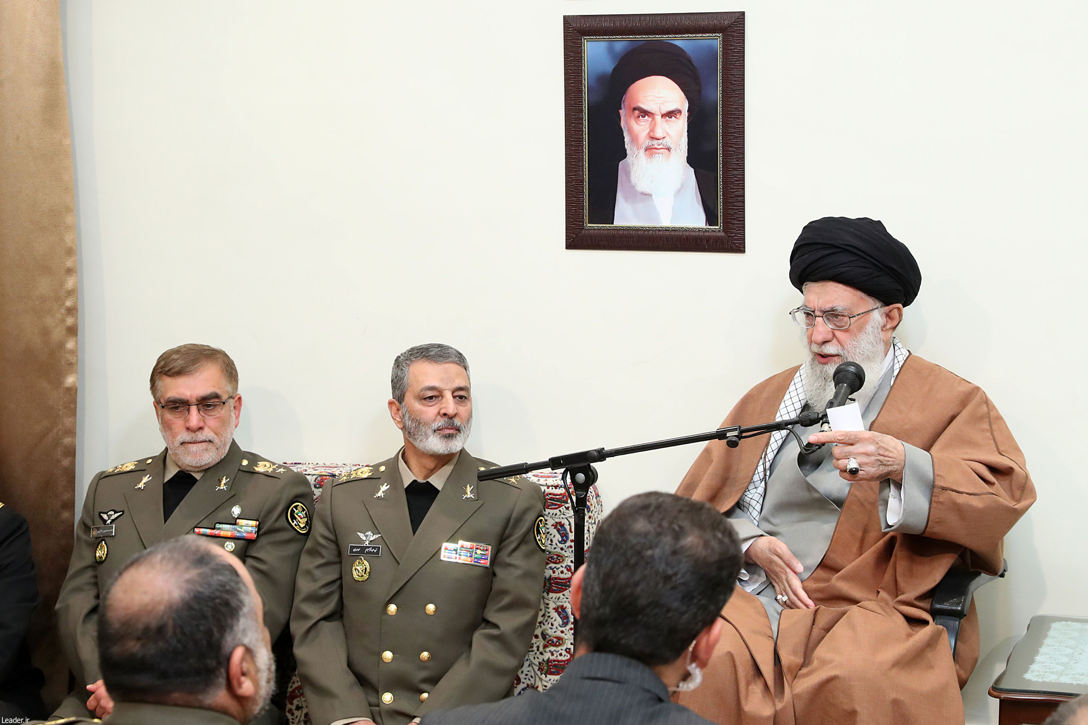 هر کاری دشمن را عصبانی کند خوب است، از هر کاری که دشمن را جری میکند پرهیز شود