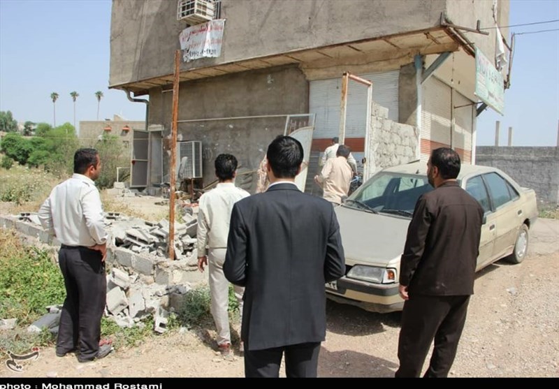 (تصاویر) ساخت و ساز غیرقانونی در حریم پل توسط شهرداری مسجدسلیمان تخریب شد
