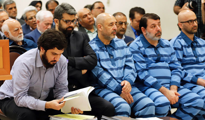 (تصاویر) حضور داماد وزیر در دادگاه بانک سرمایه