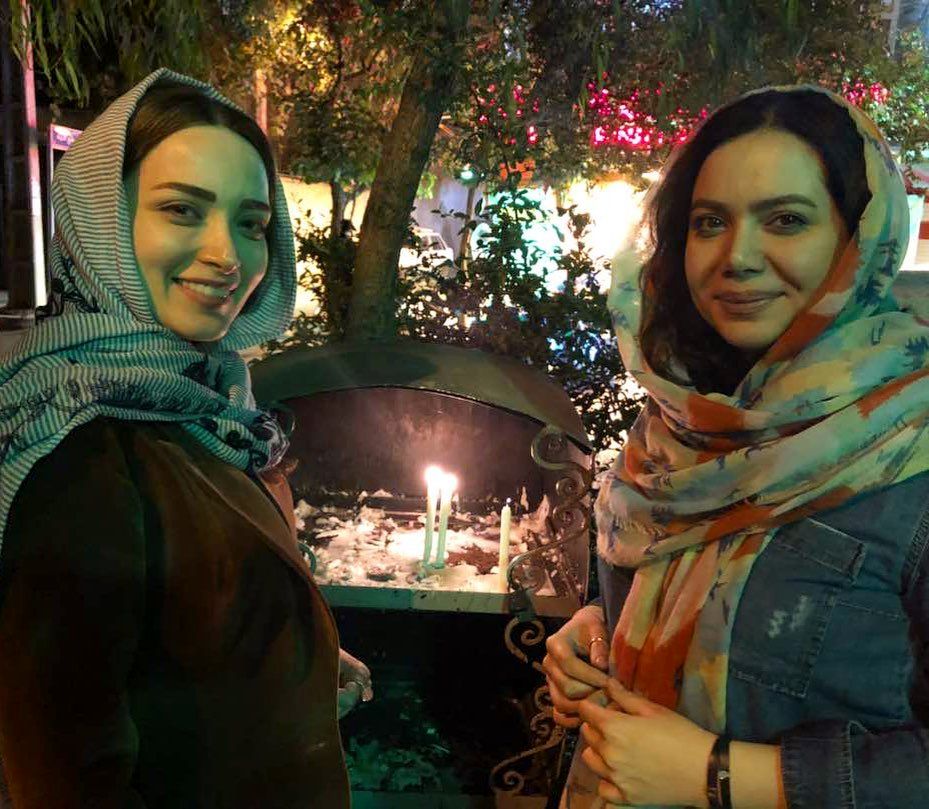 (عکس) دعای بهنوش طباطبایی جلوی سقاخانه (عکس) دعای بهنوش طباطبایی جلوی سقاخانه