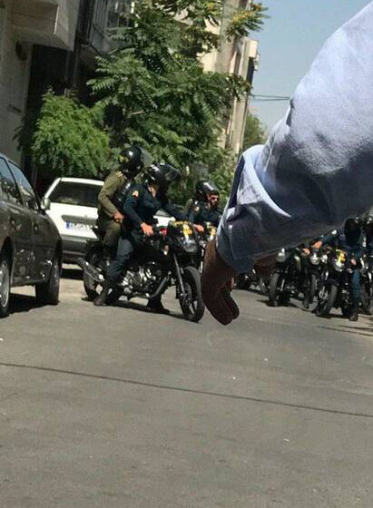 (تصویر) پای پلیس ضدشورش به تجمع پرسپولیسیها باز شد (تصویر) پای پلیس ضدشورش به تجمع پرسپولیسیها باز شد