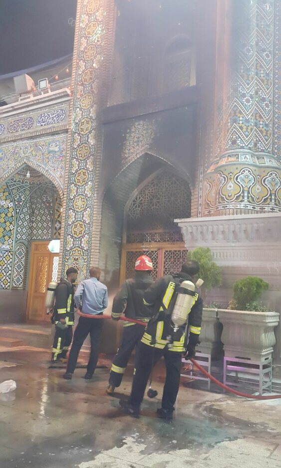 (تصاویر) مهار آتش سوزی در صحن حرم حضرت معصومه (س) (تصاویر) مهار آتش سوزی در صحن حرم حضرت معصومه (س)