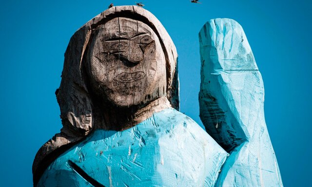 (تصاویر) ساخت مجسمه‌ای عجیب از همسر ترامپ