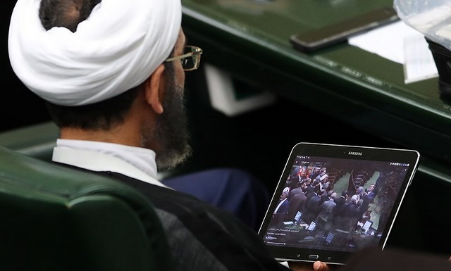 (تصاویر) موبایل‌بازی نماینده‌های مجلس خاطره می‌شود!