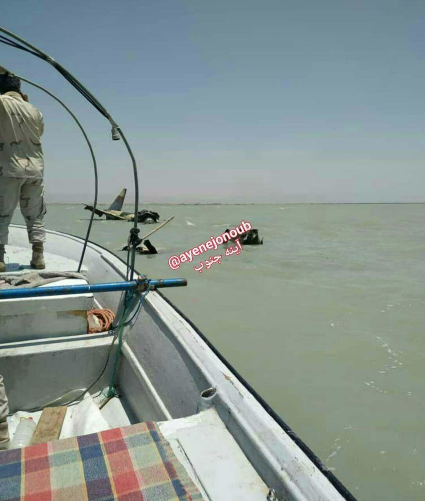 سقوط یک هواپیمای جنگی در ساحل دلوار