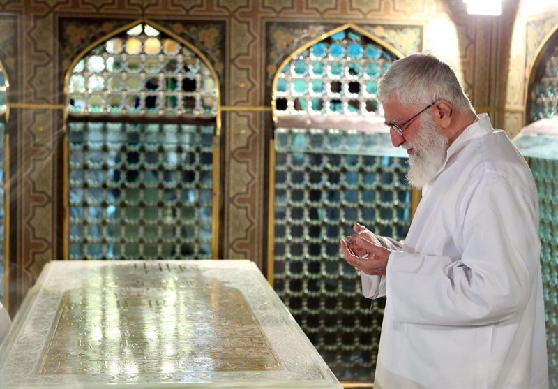 (عکس) تصویری ویژه از رهبر انقلاب در لباس خادمی امام رضا (ع) (عکس) تصویری ویژه از رهبر انقلاب در لباس خادمی امام رضا (ع)