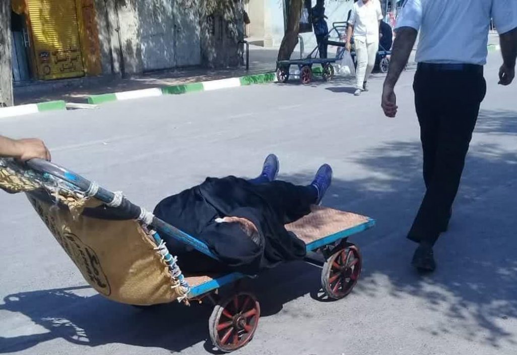 (عکس) حمل بیمار با گاری در قم (عکس) حمل بیمار با گاری در قم