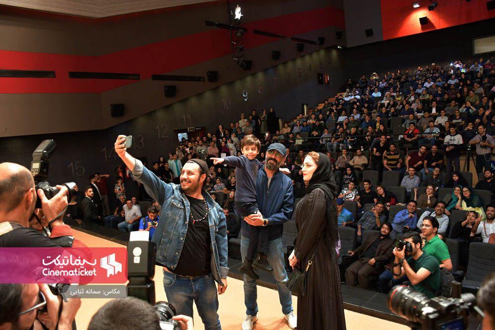 (عکس) سلفی جواد عزتی و بهنوش طباطبایی با سینمادوستان مشهدی (عکس) سلفی جواد عزتی و بهنوش طباطبایی با سینمادوستان مشهدی