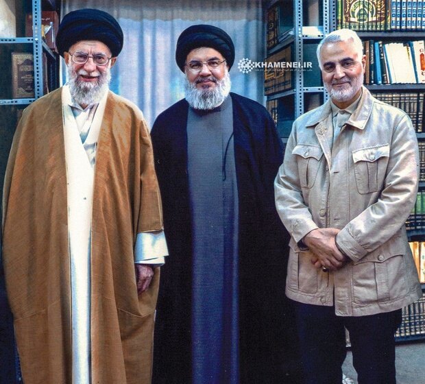 تصویر منتشر نشده از سردار سلیمانی و سید حسن نصرالله در کنار رهبر انقلاب