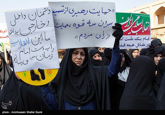 شعارهای یک راهپیمایی؛ دولت زیر تیغ شعارهای یک راهپیمایی؛ دولت زیر تیغ