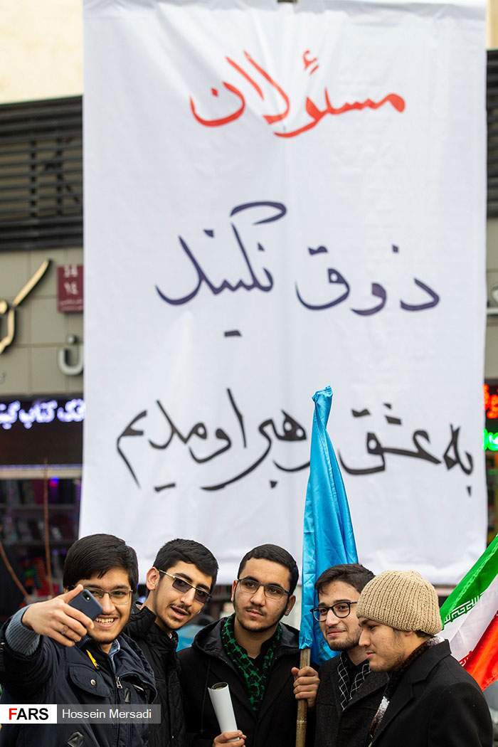 شعارهای یک راهپیمایی؛ دولت زیر تیغ شعارهای یک راهپیمایی؛ دولت زیر تیغ