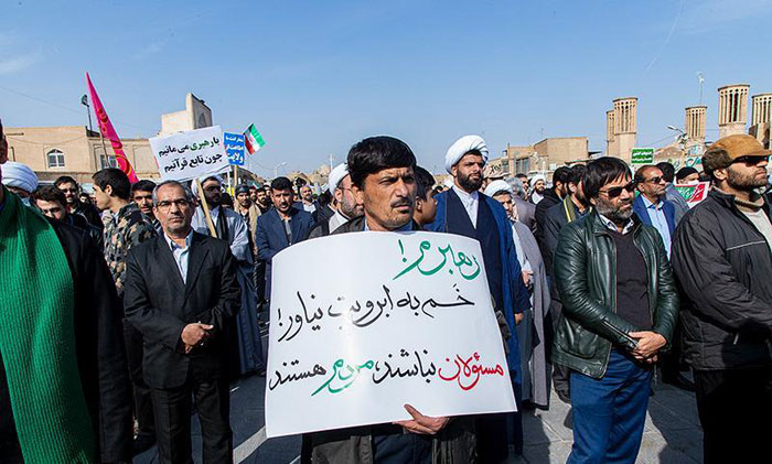 شعارهای یک راهپیمایی؛ دولت زیر تیغ شعارهای یک راهپیمایی؛ دولت زیر تیغ