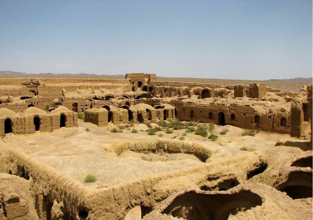 سفر به کویر ابوزید؛ یک روز پائیزی در دل کویر بکر وشهر زیرزمینی سفر به کویر ابوزید؛ یک روز پائیزی در دل کویر بکر وشهر زیرزمینی