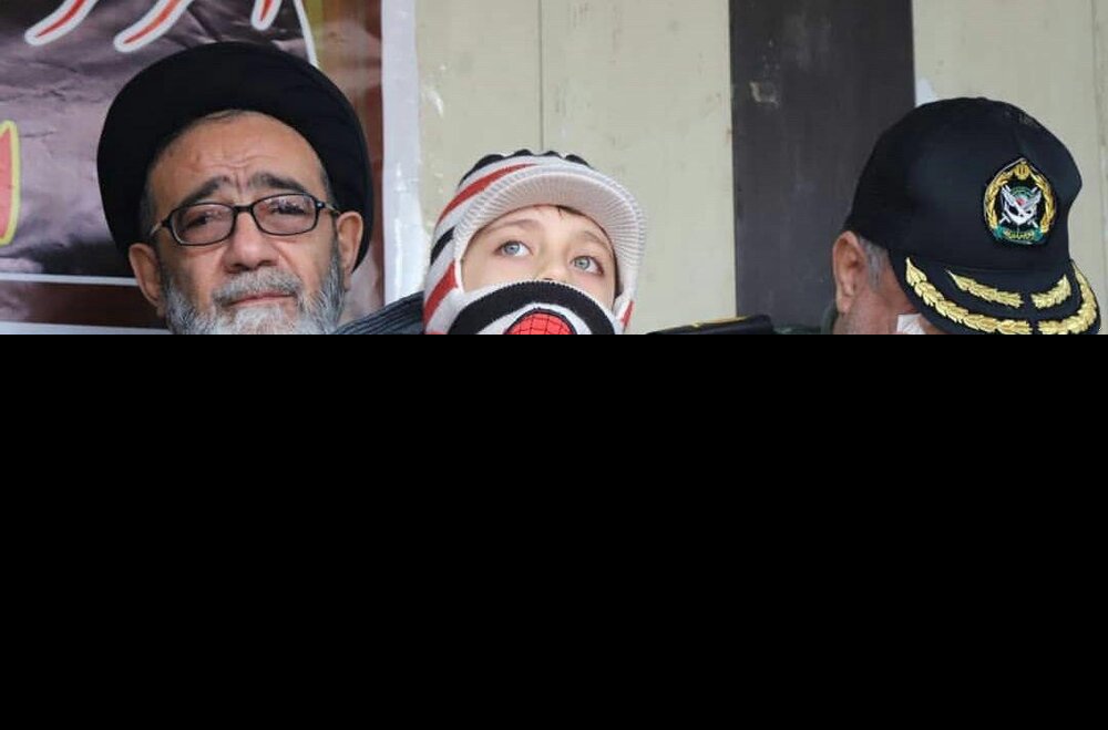 (تصویر) فرزند خلبان شهید رحمانی در آغوش نماینده ولی‌فقیه