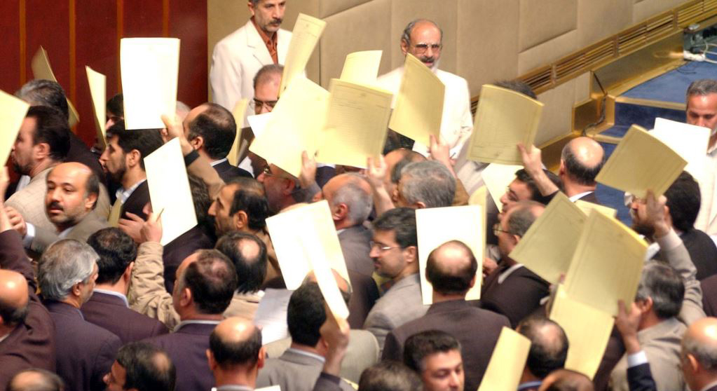 تحصن، استعفا و تحریم؛ فرجام تلخ مجلس ششم//// تحصن، استعفا و تحریم؛ فرجام تلخ مجلس ششم////
