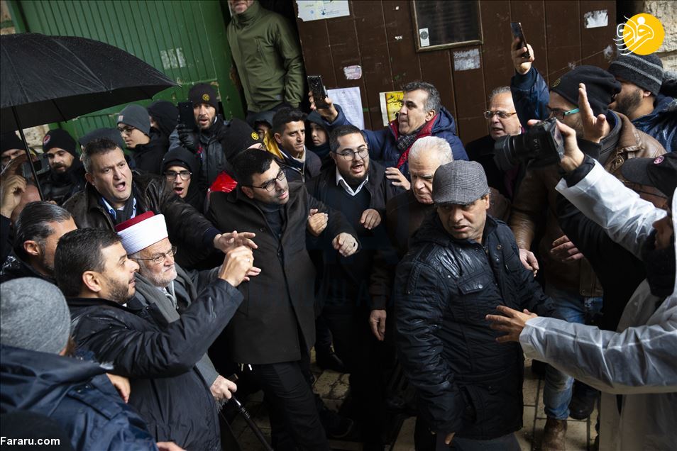 (تصاویر) خطیب مسجد الاقصی روی دوش فلسطینی‌ها