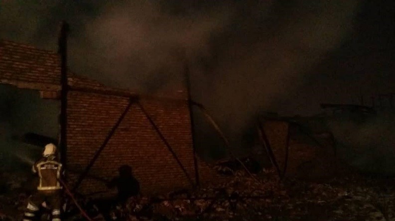 (تصاویر) ساختمان ۳ طبقه آتش‌ گرفت و فروریخت