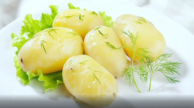 طرز تهیه سالاد سیب زمینی و گردو