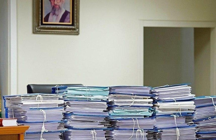 (تصویر) کوه پرونده‌های اتهامی «روح الله زم» در دادگاه