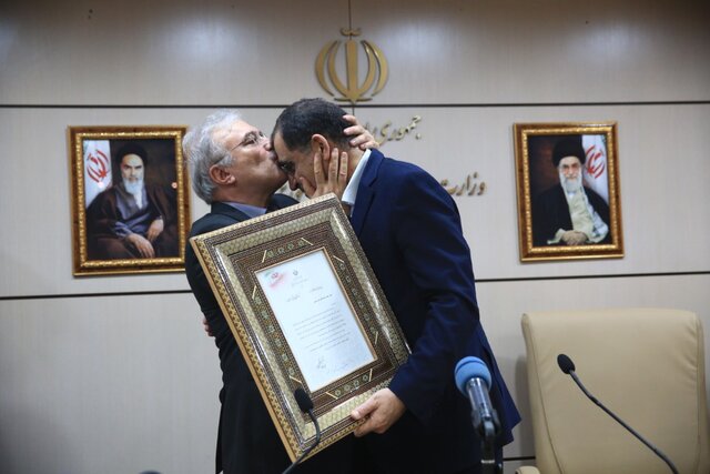 بحران کرونا؛ داروسازی که فرمانده شد