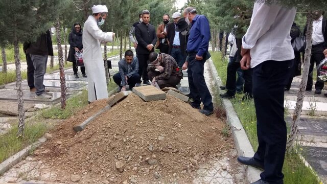 (تصاویر) پیکر «نجف دریابندری» زیر باران آرام گرفت