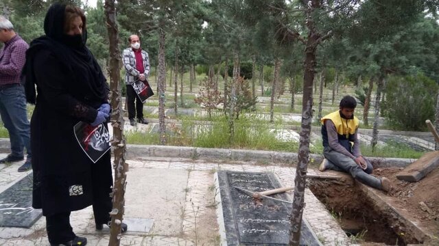 (تصاویر) پیکر «نجف دریابندری» زیر باران آرام گرفت