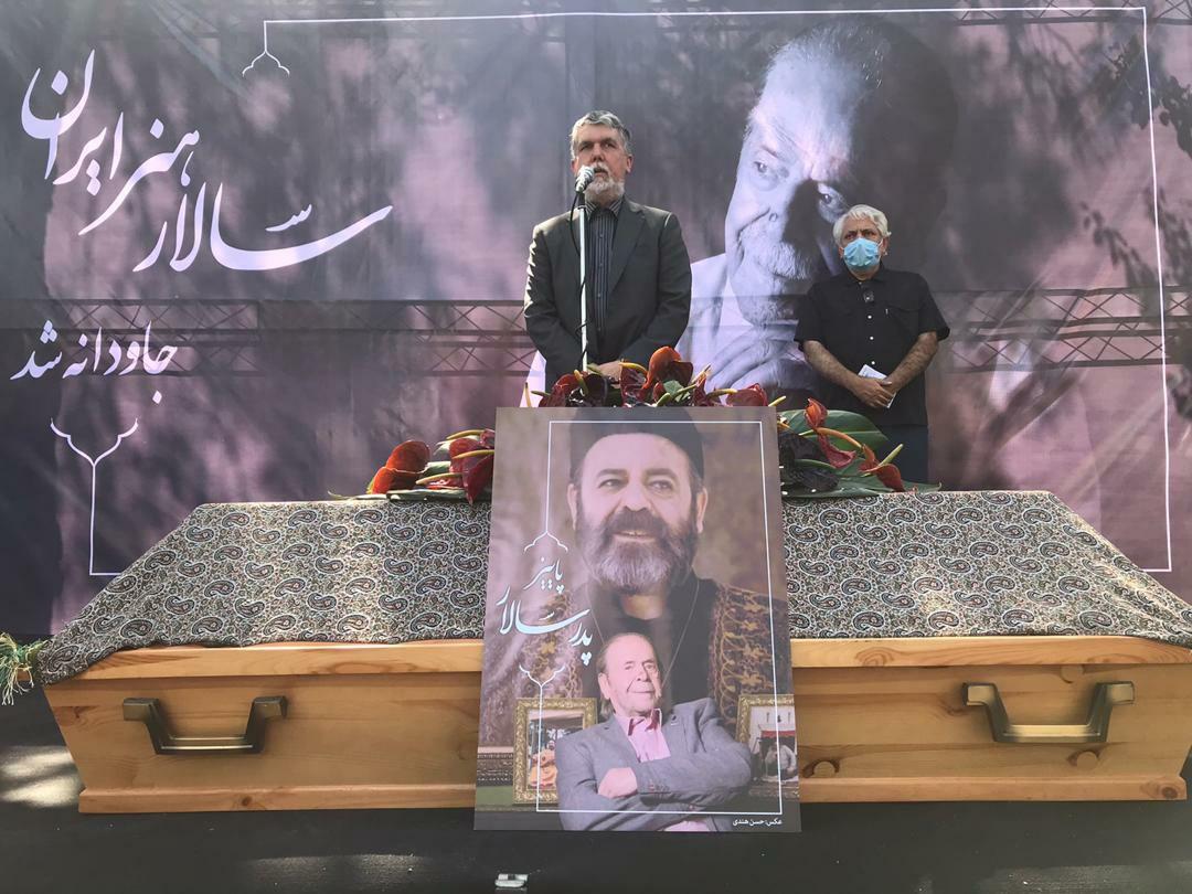 (تصاویر) متن و حاشیه مراسم تشییع و خاکسپاری محمد علی کشاورز؛ چه کسانی برای وداع با استاد کشاورز آمدند؟