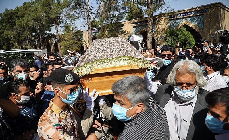(تصاویر) متن و حاشیه مراسم تشییع و خاکسپاری محمد علی کشاورز؛ چه کسانی برای وداع با استاد کشاورز آمدند؟