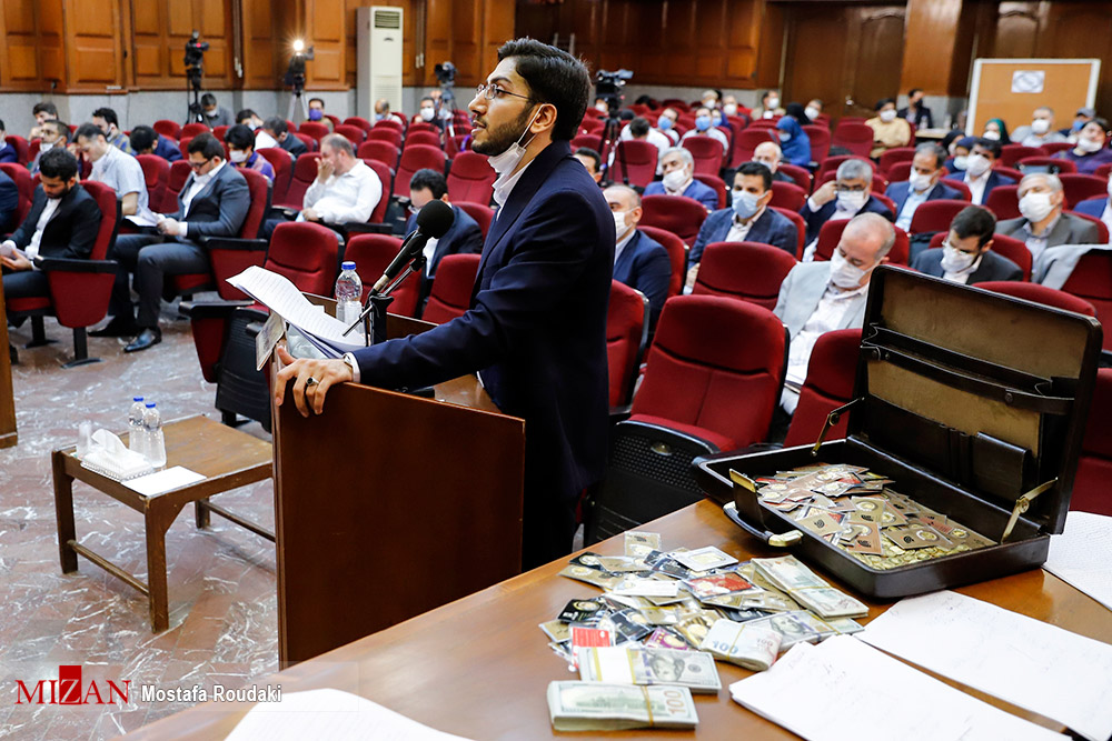 (ویدئو) رونمایی از کیف میلیاردی در دادگاه متهمان بانک مرکزی!